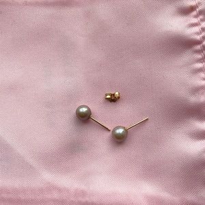Light gray pearl earrings